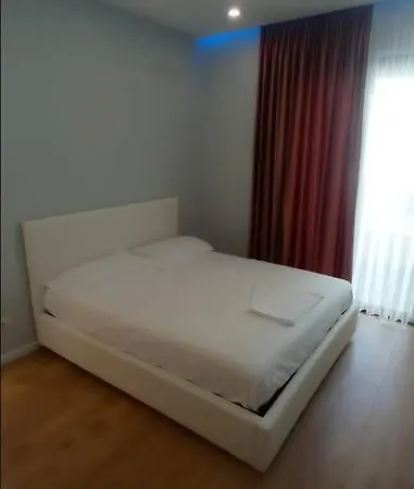 Genci's One Bedroom דירה *